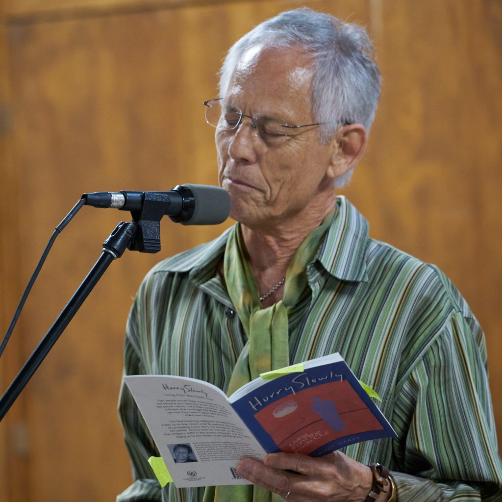 Rudi Harst singing closely into a microphone