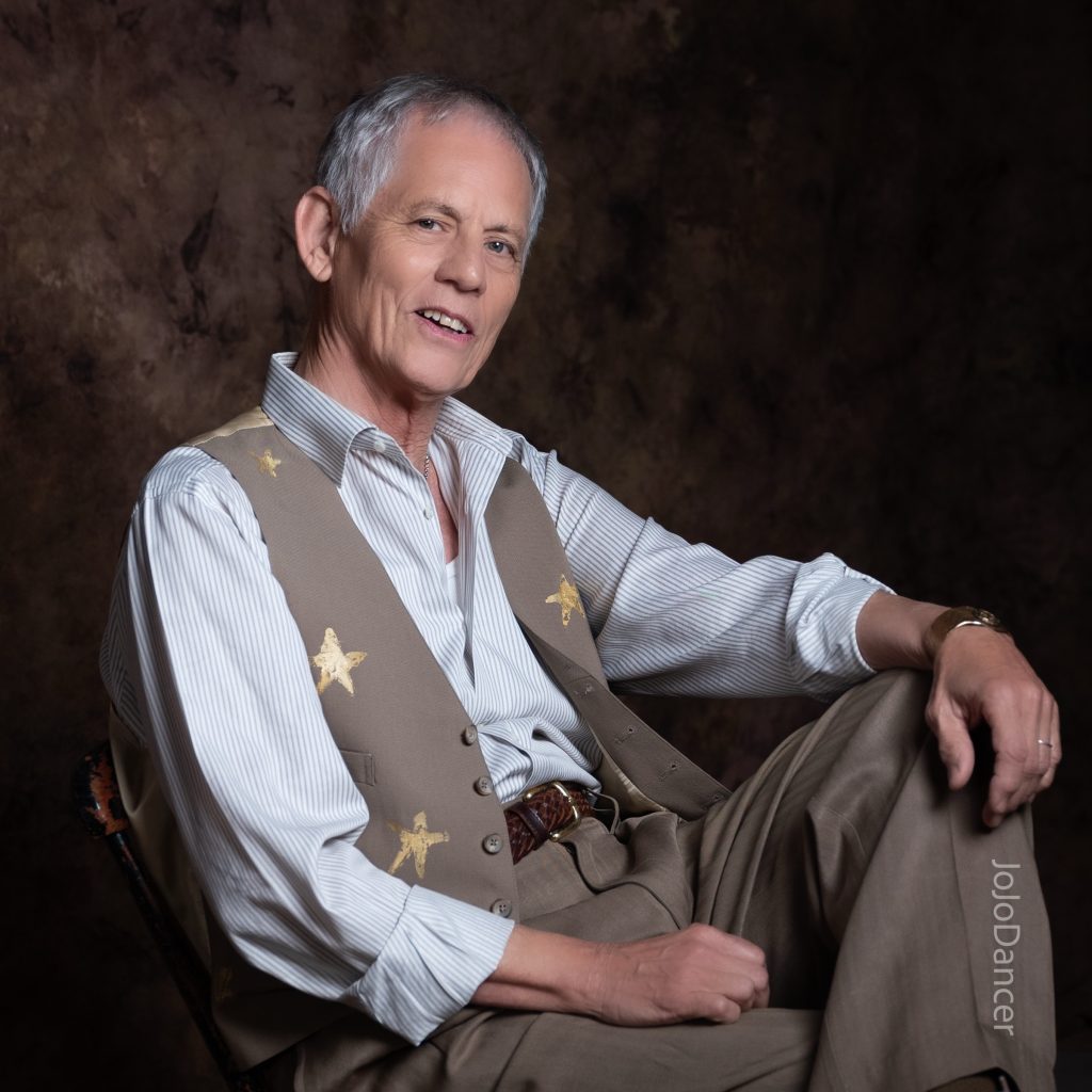 Rudi Harst relaxed in a warm studio portrait