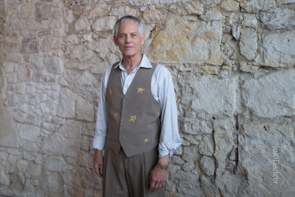 Rudi Harst standing in a quiet studio setting