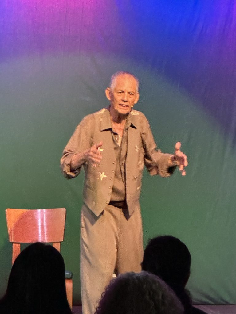 Rudi Harst telling a story onstage