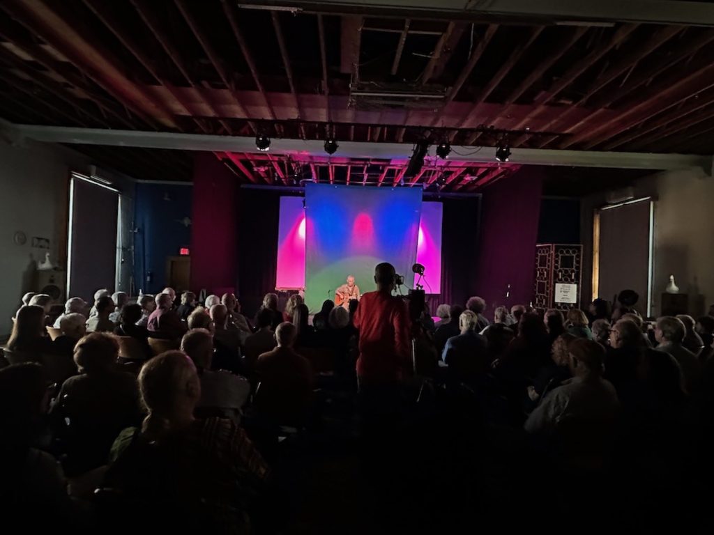 Rudi Harst performing for a full live audience