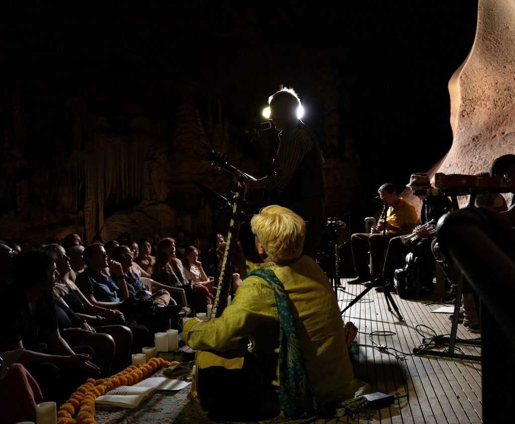 Side view of Rudi Harst performing with the seated sitar player in the foreground